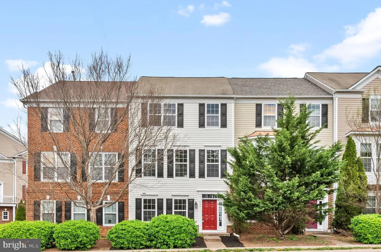 Washington Metro Area Real Estate | View 4996 Centreville Farms Rd | 3 Beds, 2 Baths