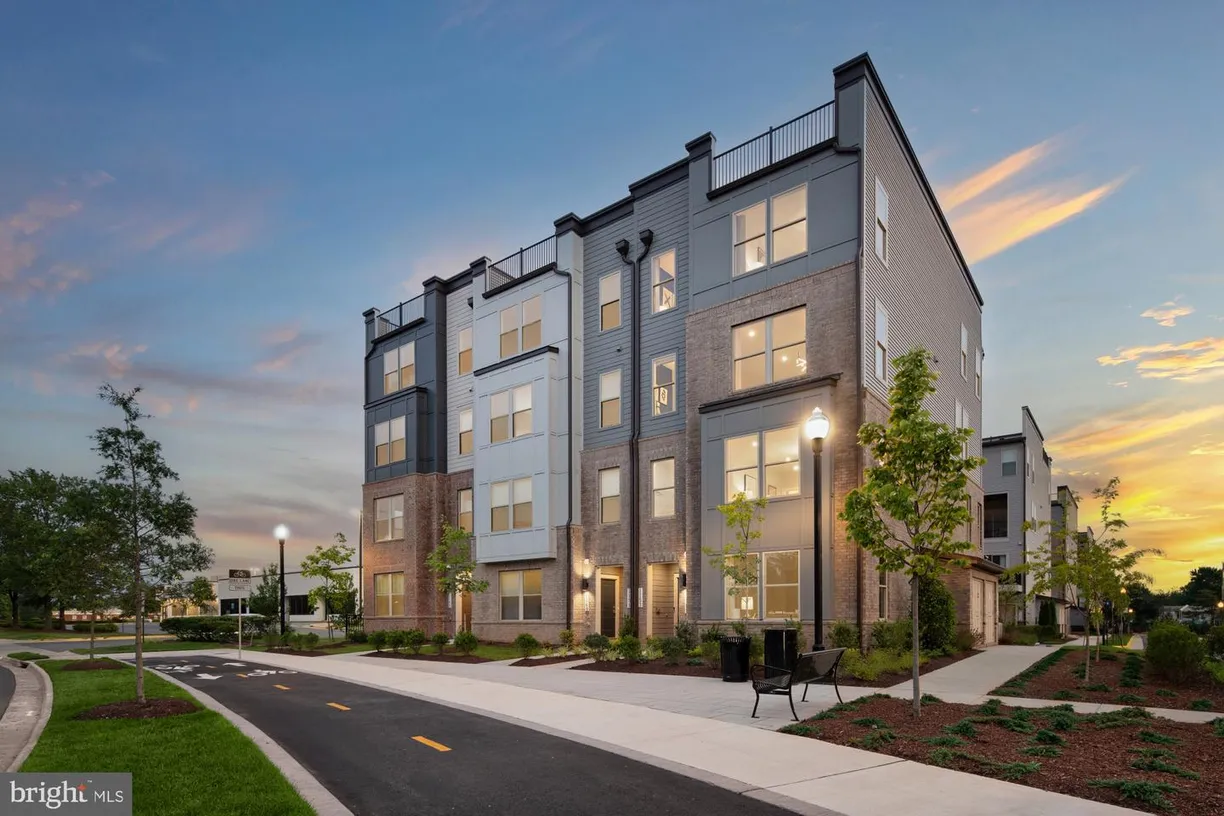 2132 Glacier Rd HERNDON VA 20170 -