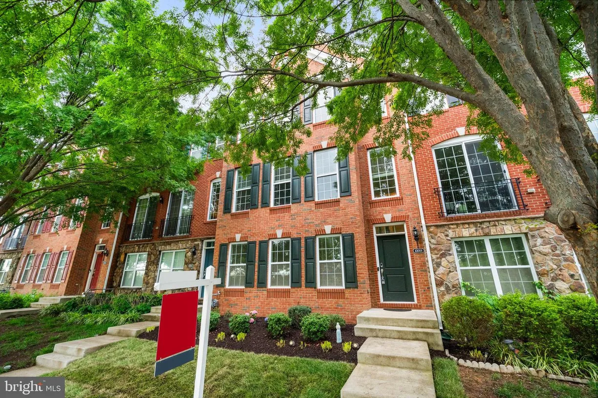 Washington Metro Area Real Estate | View 43009 Southview Manor Dr | 4 Beds, 3 Baths