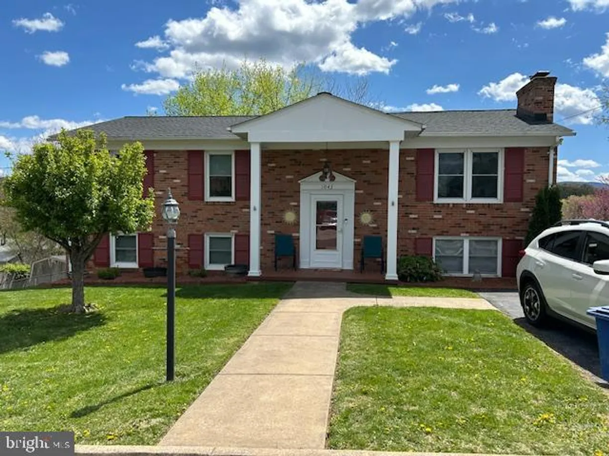 Washington Metro Area Real Estate | View 1043 Wine St | 4 Beds, 2 Baths