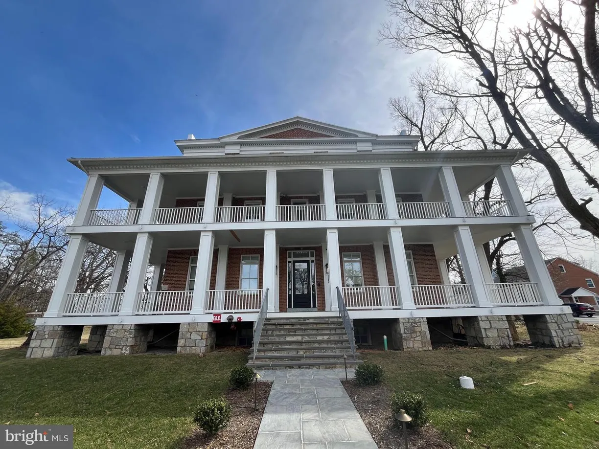 Washington Metro Area Real Estate | View 515 E Washington St, 201 | Listing