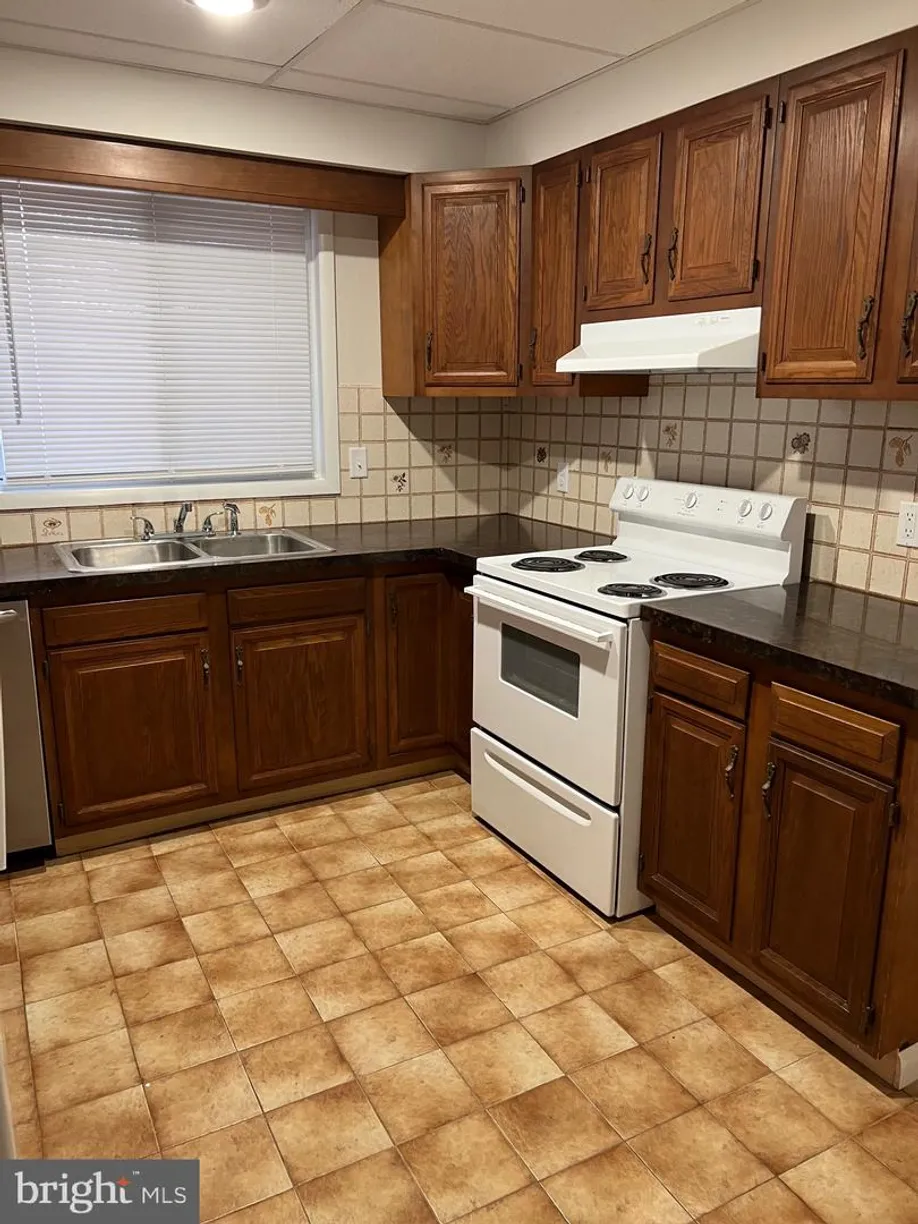 Washington Metro Area Real Estate | View 277 Briarwood Circe, 4 | 2 Beds