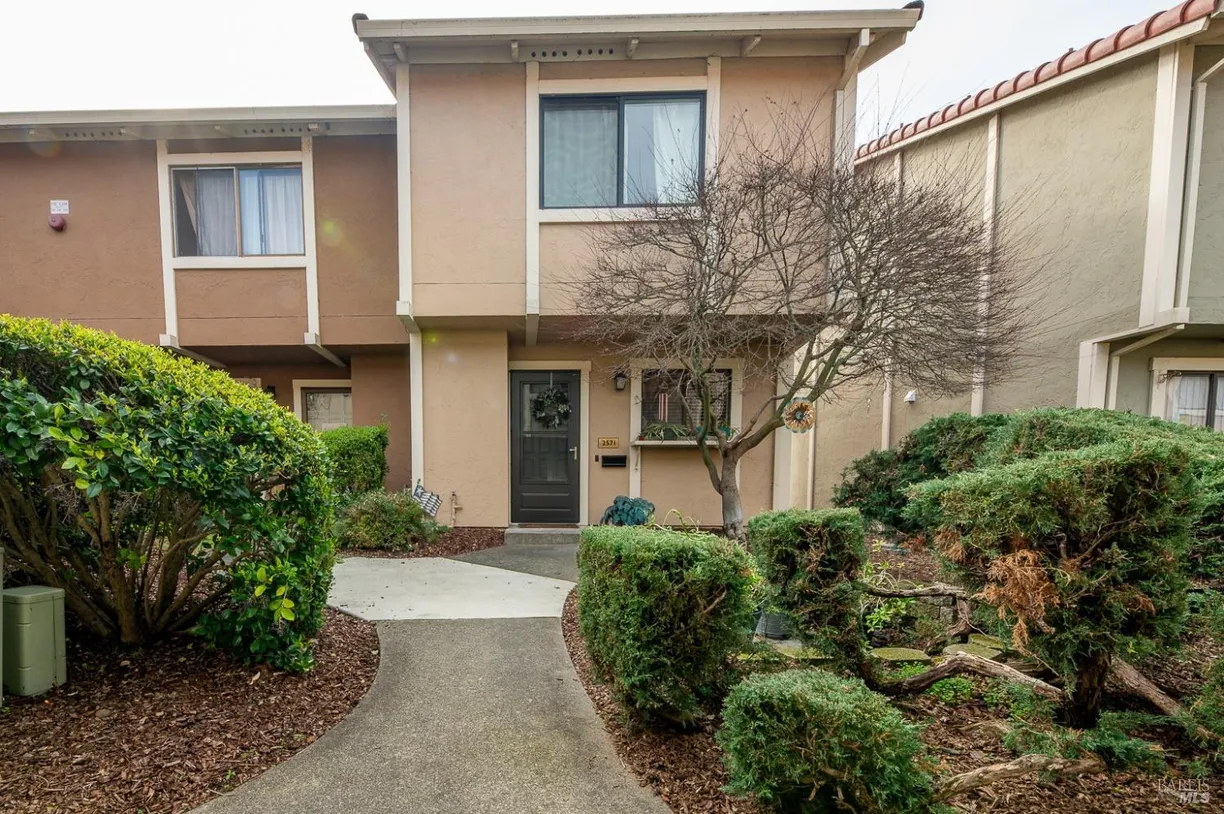 Northern California Real Estate | View 2571 Vallejo Street | 2 Beds, 1 Bath