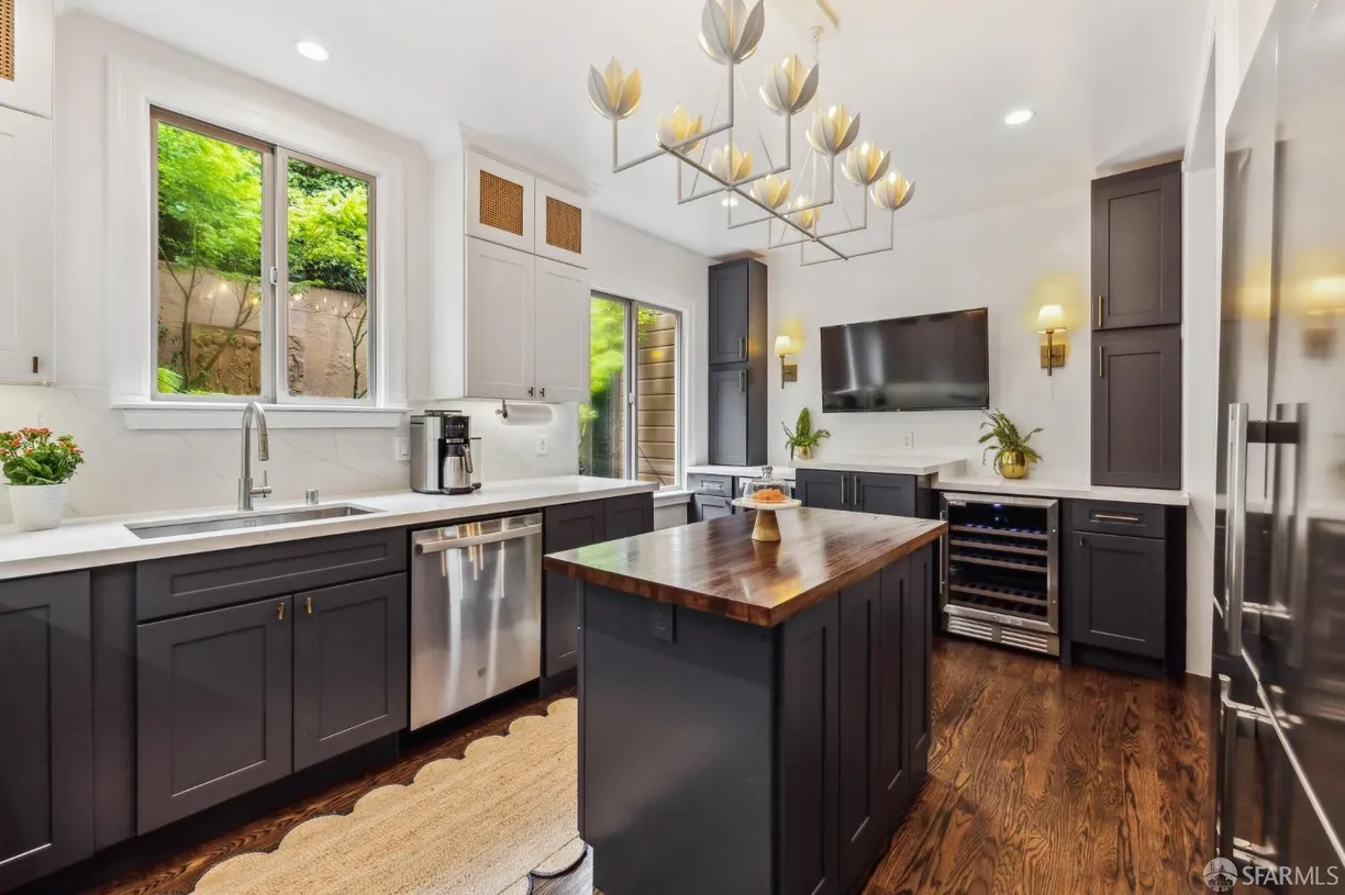 Northern California Real Estate | View 2033 Leavenworth Street, D | 2 Beds, 2 Baths