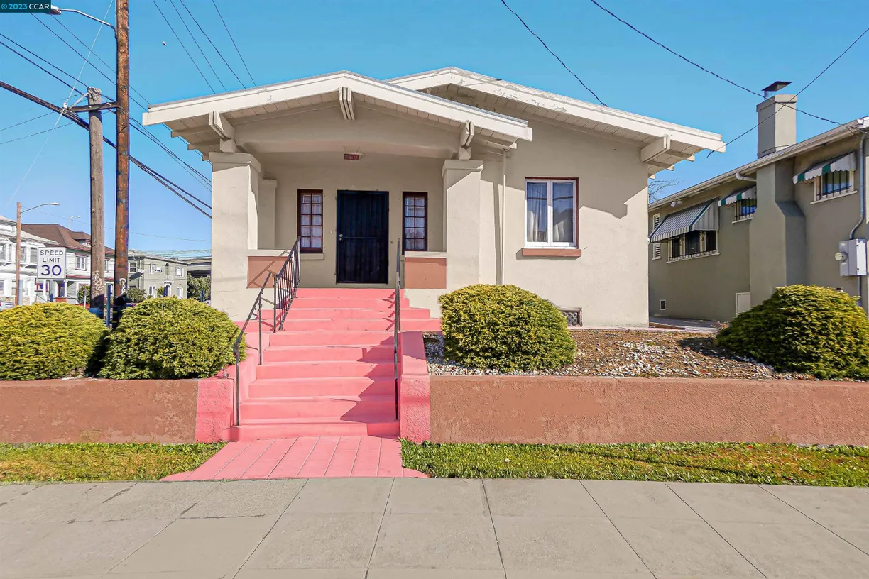 Northern California Real Estate | View 762 34th St | 2 Beds, 1 Bath