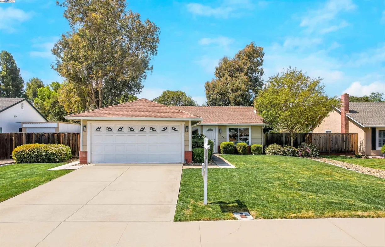 Northern California Real Estate | View 1548 Honeysuckle Rd | 3 Beds, 1 Bath
