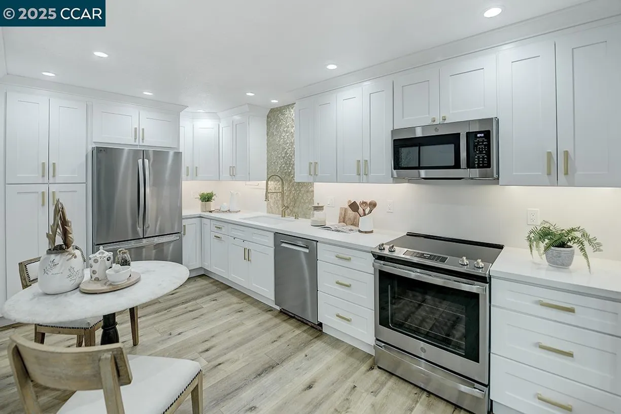 Northern California Real Estate | View 3064 Rossmoor Pkwy, 6 | 2 Beds, 2 Baths