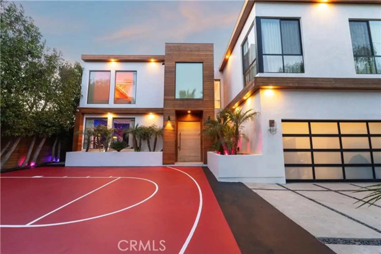 Northern California Real Estate | View 4841 Alonzo Avenue | 6 Beds, 6 Baths