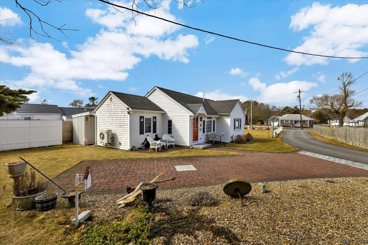 Boston, MA Real Estate | View 138 Sea | 2 Beds, 1 Bath