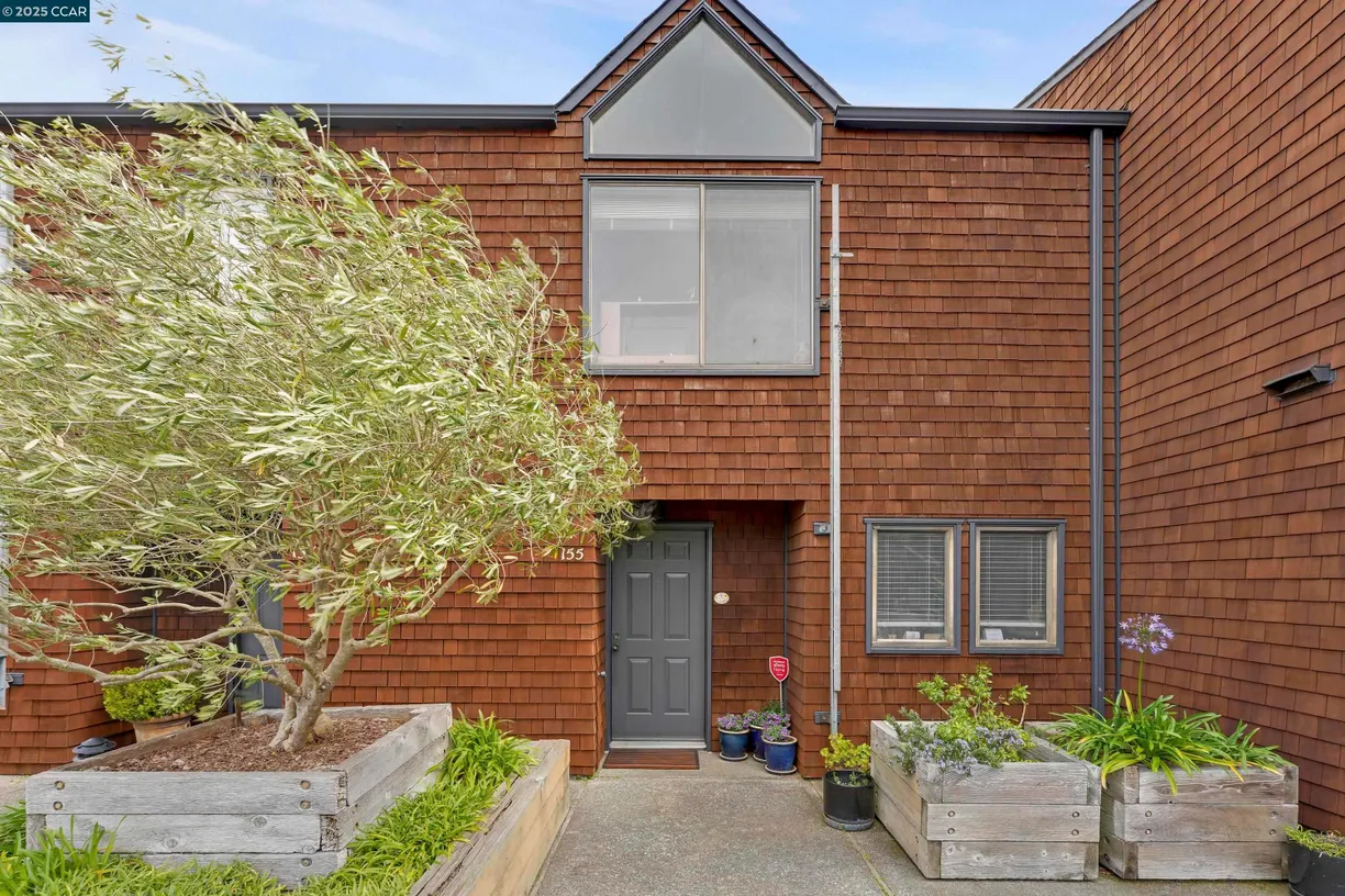 Northern California Real Estate | View Headlands Ct | 2 Beds, 2 Baths