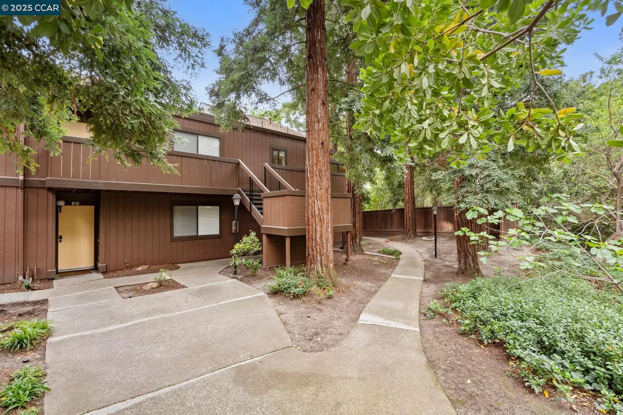 Northern California Real Estate | View Camelback Pl | 2 Beds, 2 Baths