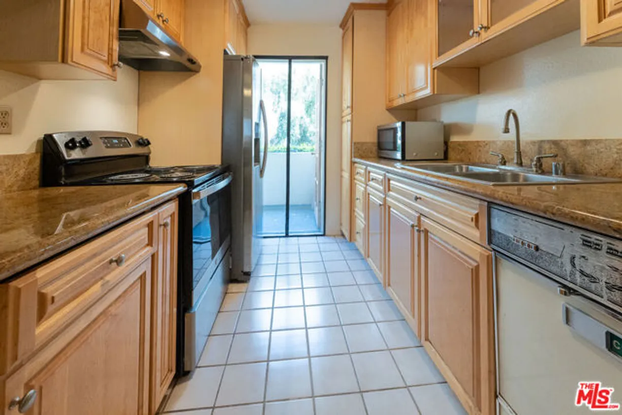 Northern California Real Estate | View Zelzah Avenue, 4 | 2 Beds, 2 Baths