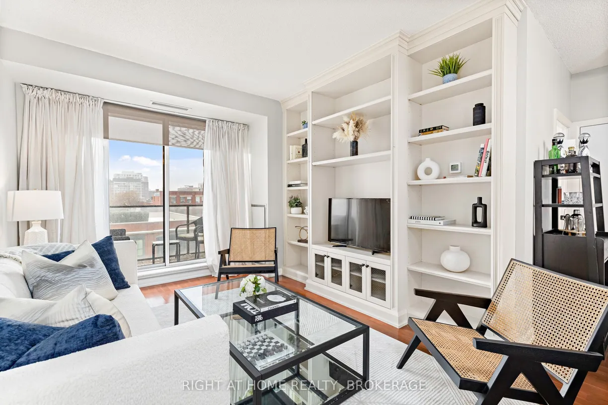 Ontario Real Estate | View 18 Beverley, 703 | 3 Beds