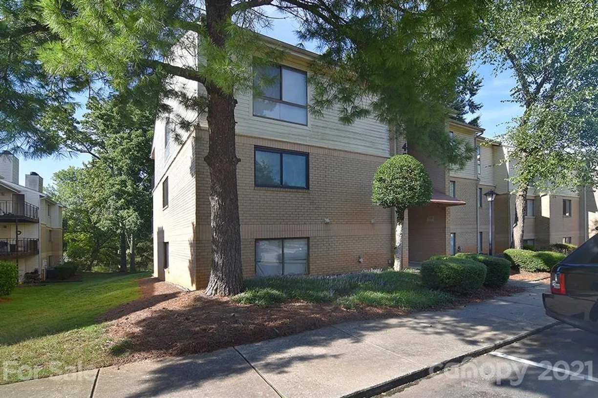 Charlotte Real Estate | View 4824 Spring Lake Drive | 2 Beds, 2 Baths