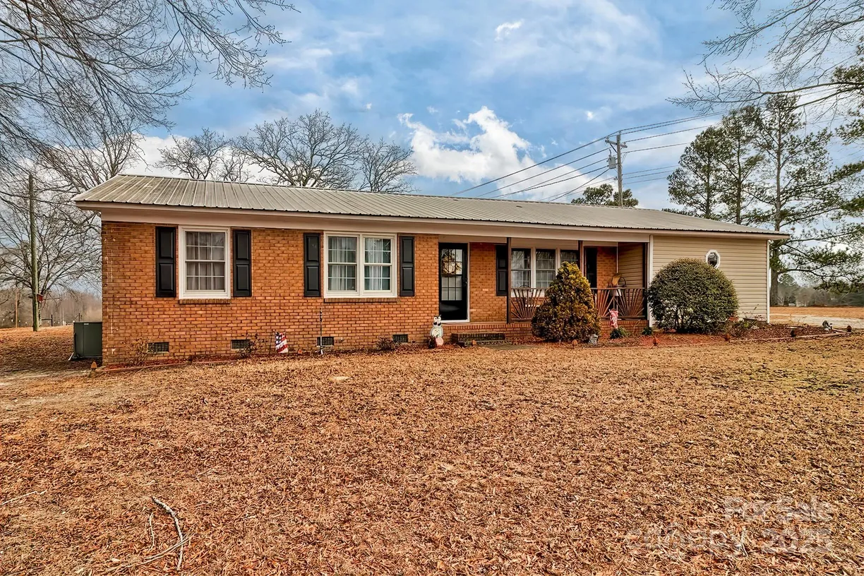 Charlotte Real Estate | View 1467 Airport Road | 2 Beds, 2 Baths