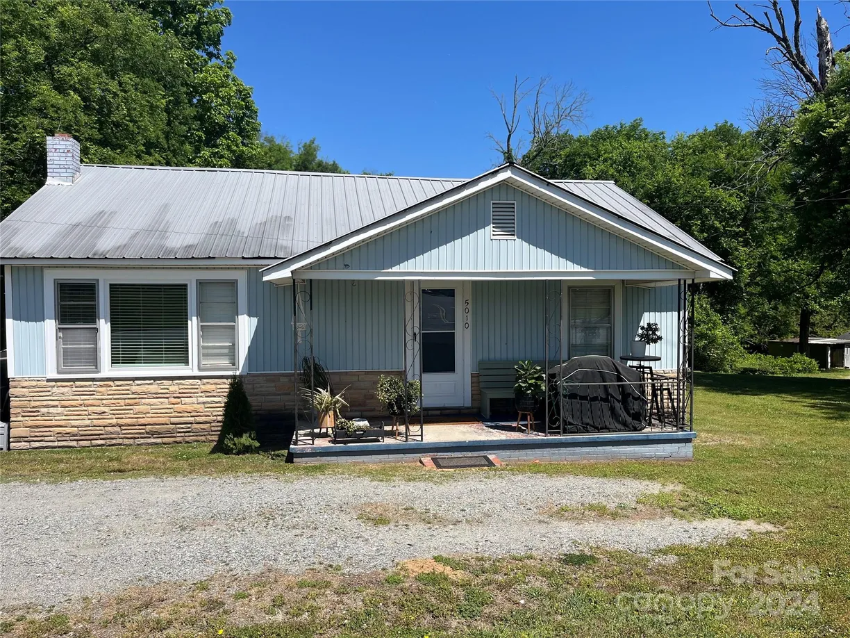 Charlotte Real Estate | View 5010 Weddington Road | 2 Beds, 1 Bath