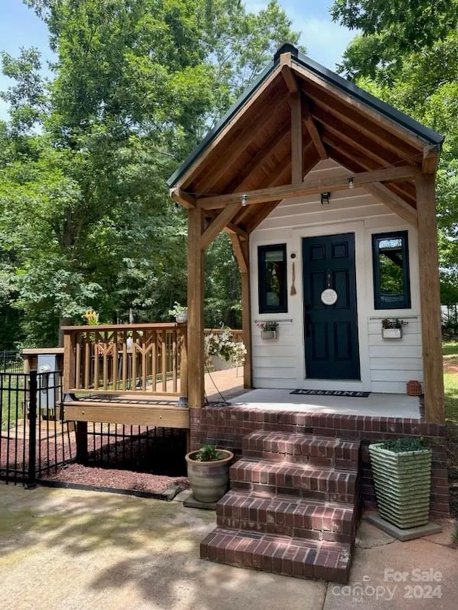 Charlotte Real Estate | View 198 Brandenburg Drive | 1 Bed, 1 Bath