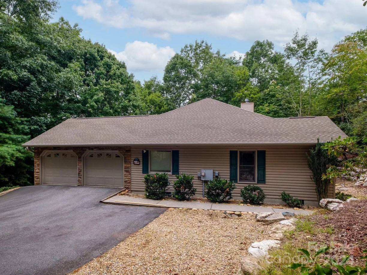 Charlotte Real Estate | View 2921 Connestee Trail | 3 Beds, 2 Baths