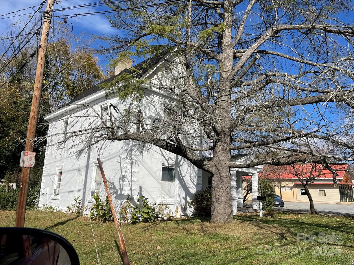 Charlotte Real Estate | View 1500 N Main Street | 4 Beds, 2 Baths