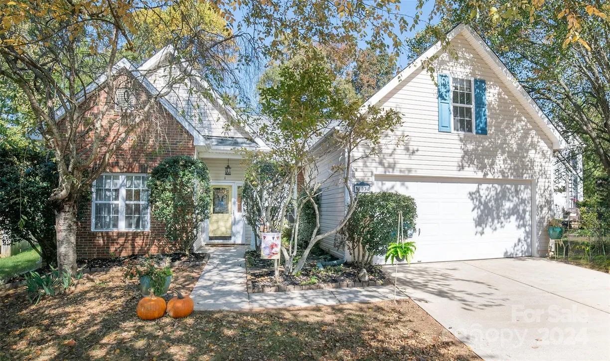 Charlotte Real Estate | View 10034 Highlands Crossing Drive | 4 Beds, 2 Baths
