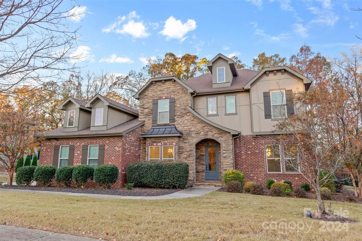 Charlotte Real Estate | View 8707 Whitehawk Hill Road | 6 Beds, 4 Baths