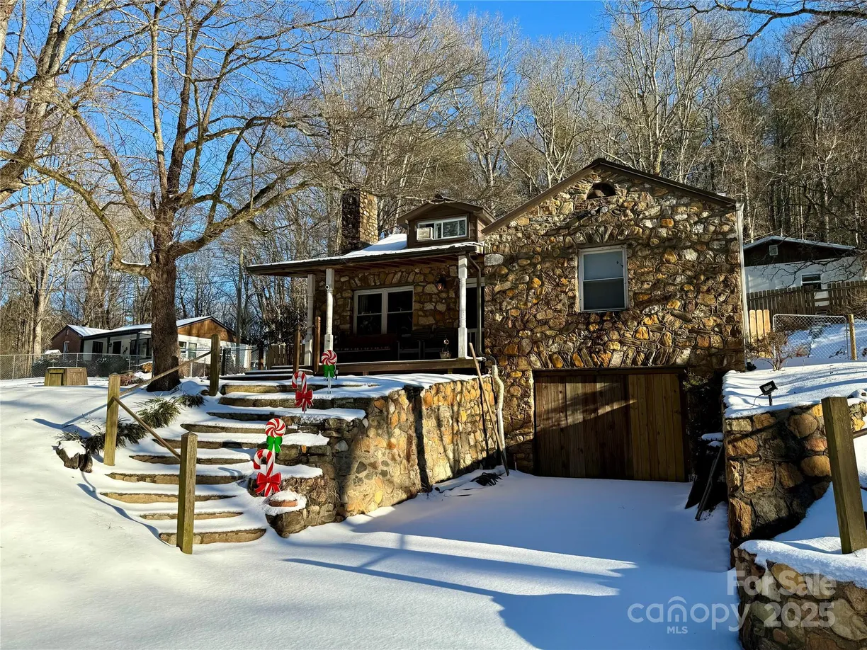 Charlotte Real Estate | View 122 and 124 Avian Court | 5 Beds, 2 Baths