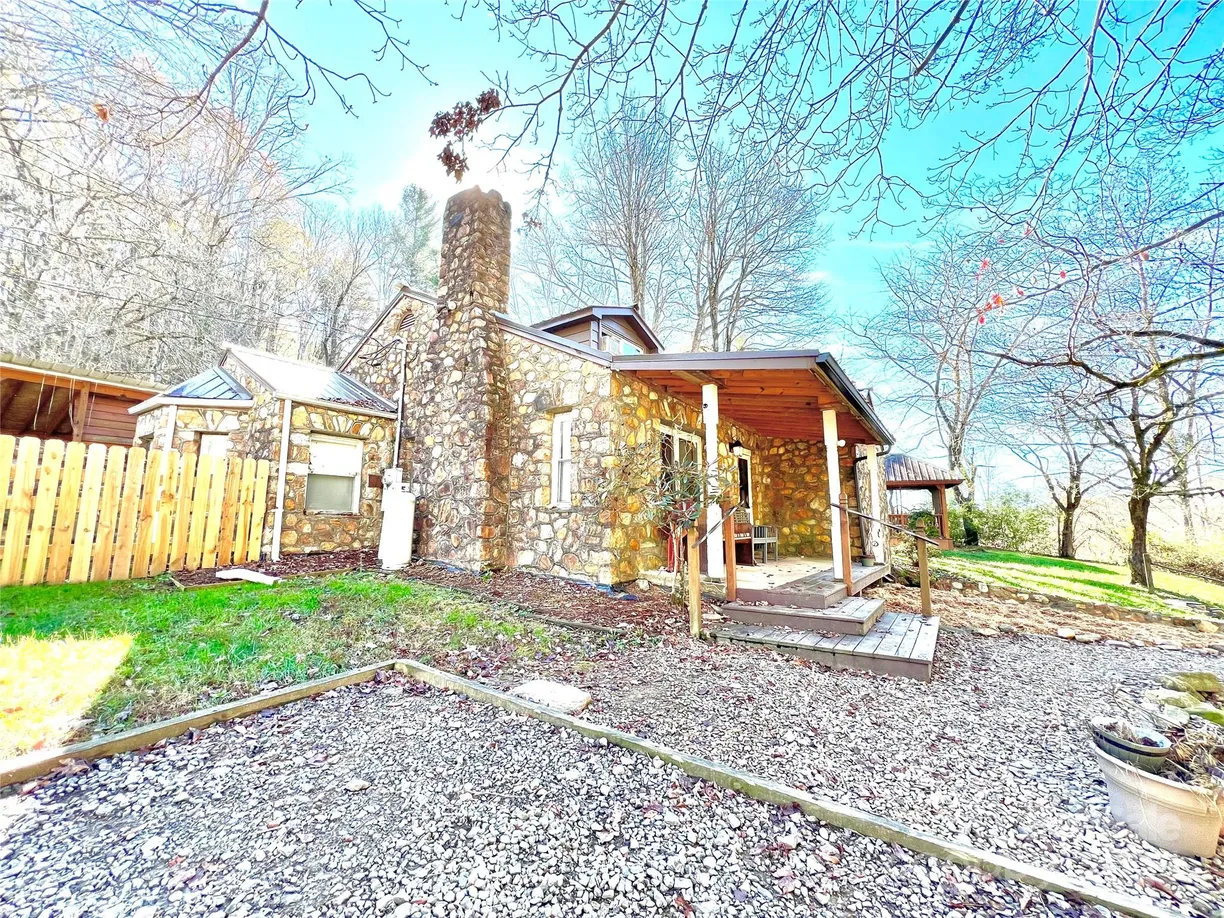 Charlotte Real Estate | View 122 and 124 Avian Court | Listing