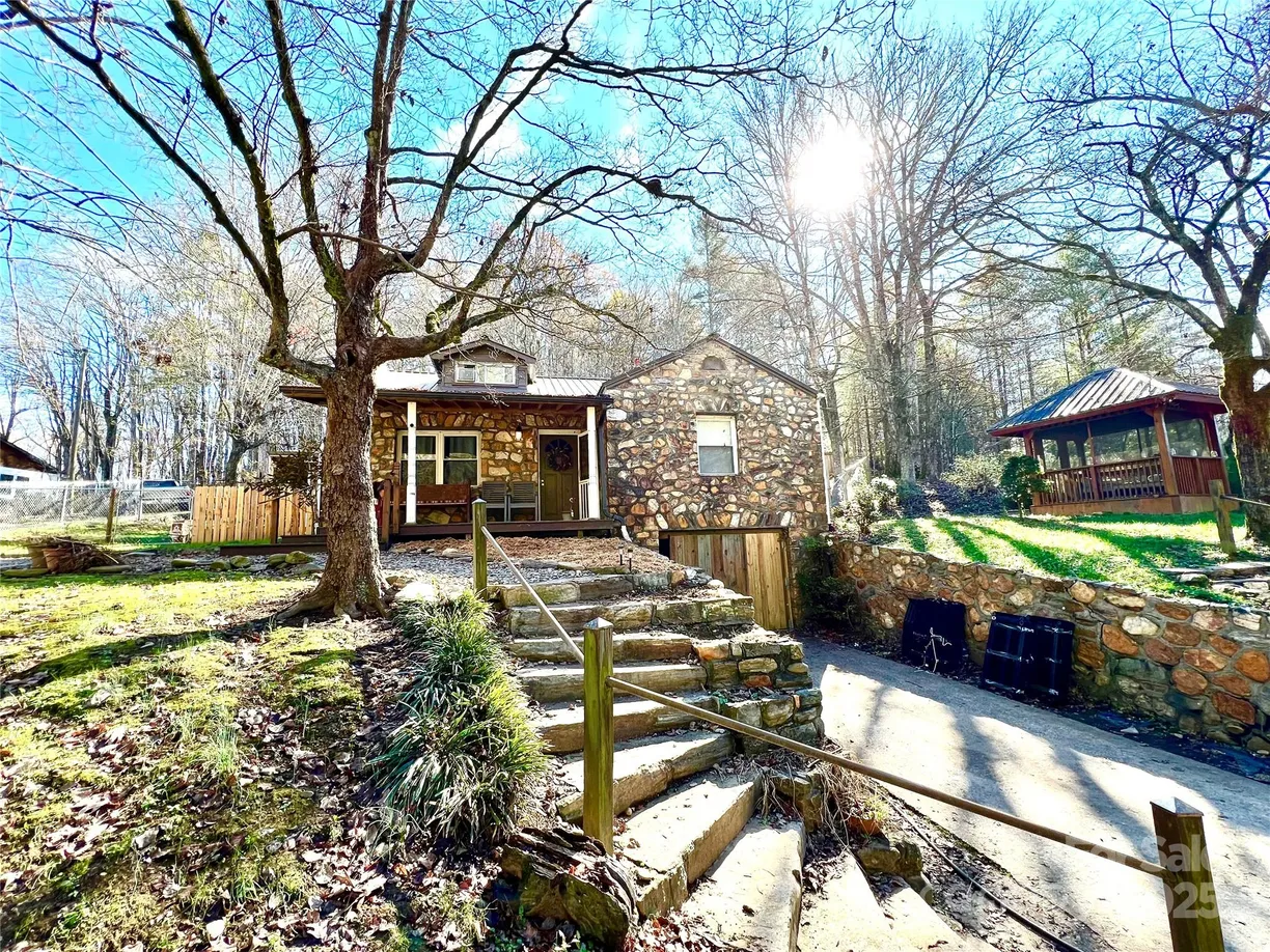 Charlotte Real Estate | View 122 and 124 Avian Court | Listing