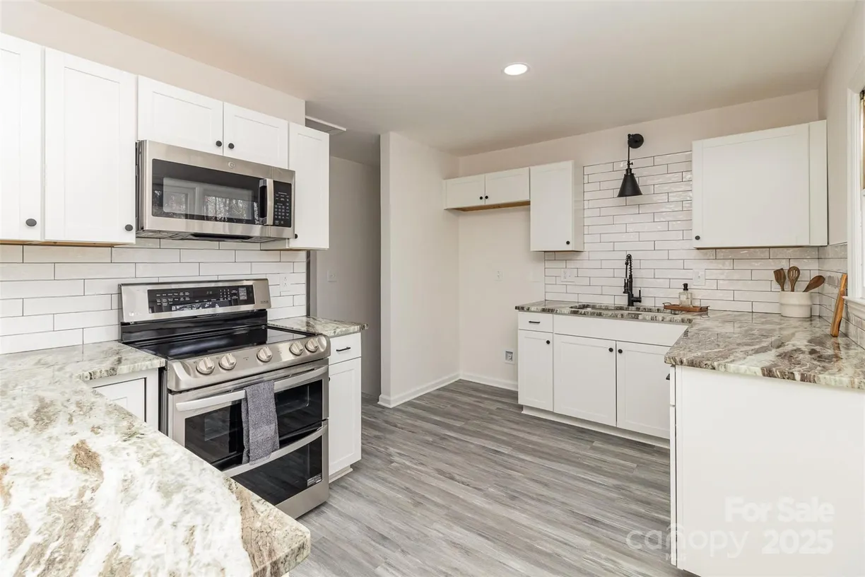 Charlotte Real Estate | View 6521 Heatherbrook Avenue | 5 Beds, 3 Baths