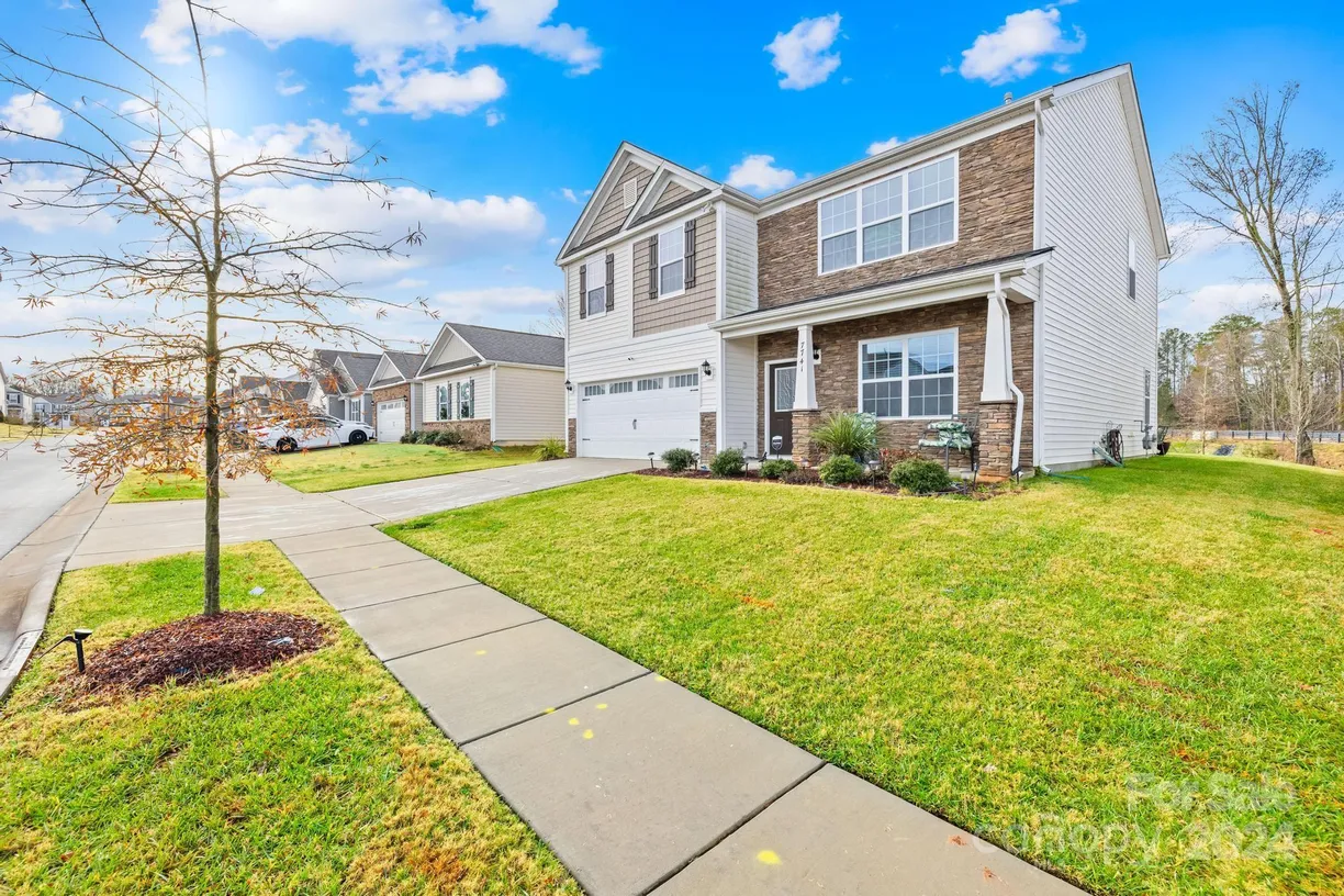 Charlotte Real Estate | View 7741 Stonehouse Drive | 5 Beds, 3 Baths