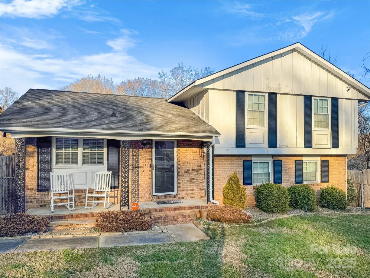 Charlotte Real Estate | View 206 King Henry Lane | 3 Beds, 2 Baths