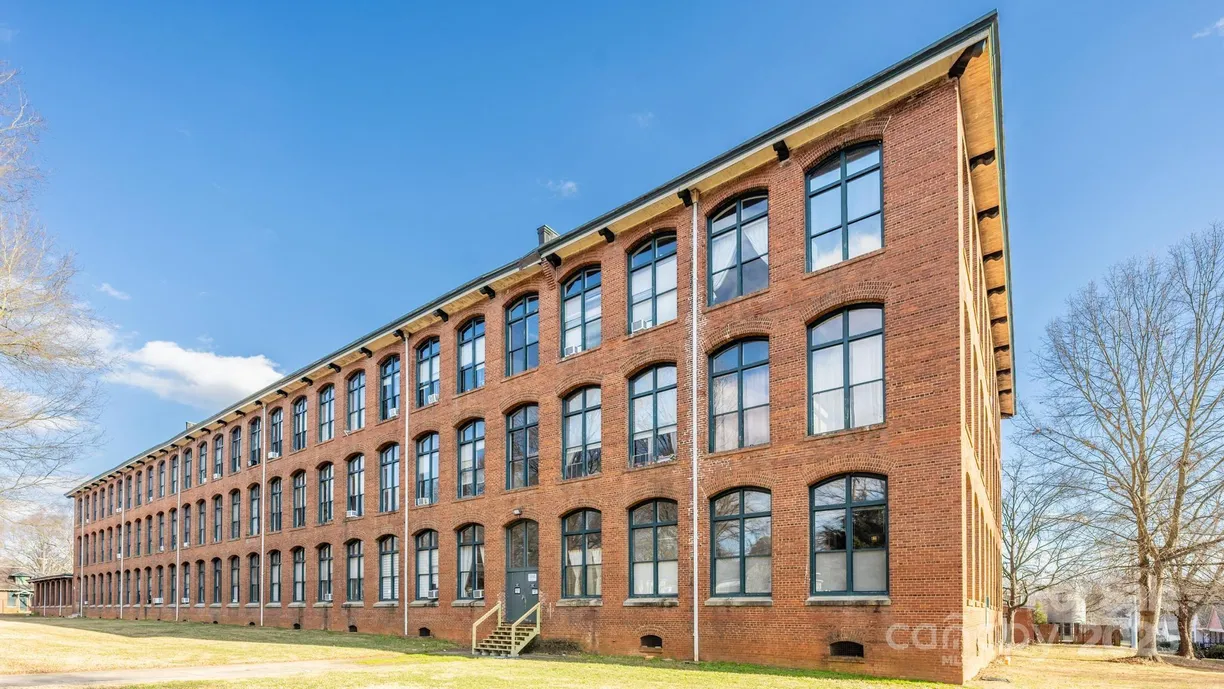 Charlotte Real Estate | View 201 S Hoskins Road, 313 | 2 Beds, 1 Bath