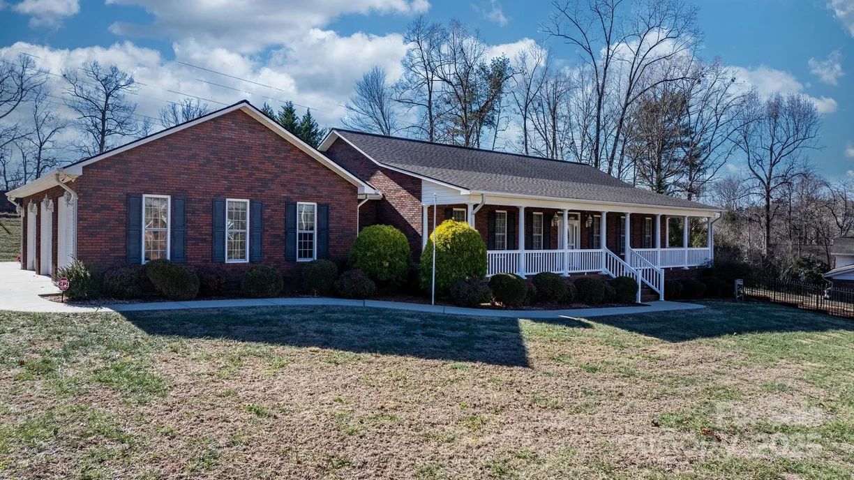 Charlotte Real Estate | View 3023 Woodstream Drive | 5 Beds, 3 Baths