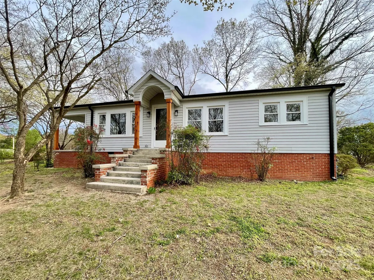 Charlotte Real Estate | View 400 E 27th Street | 4 Beds, 2 Baths