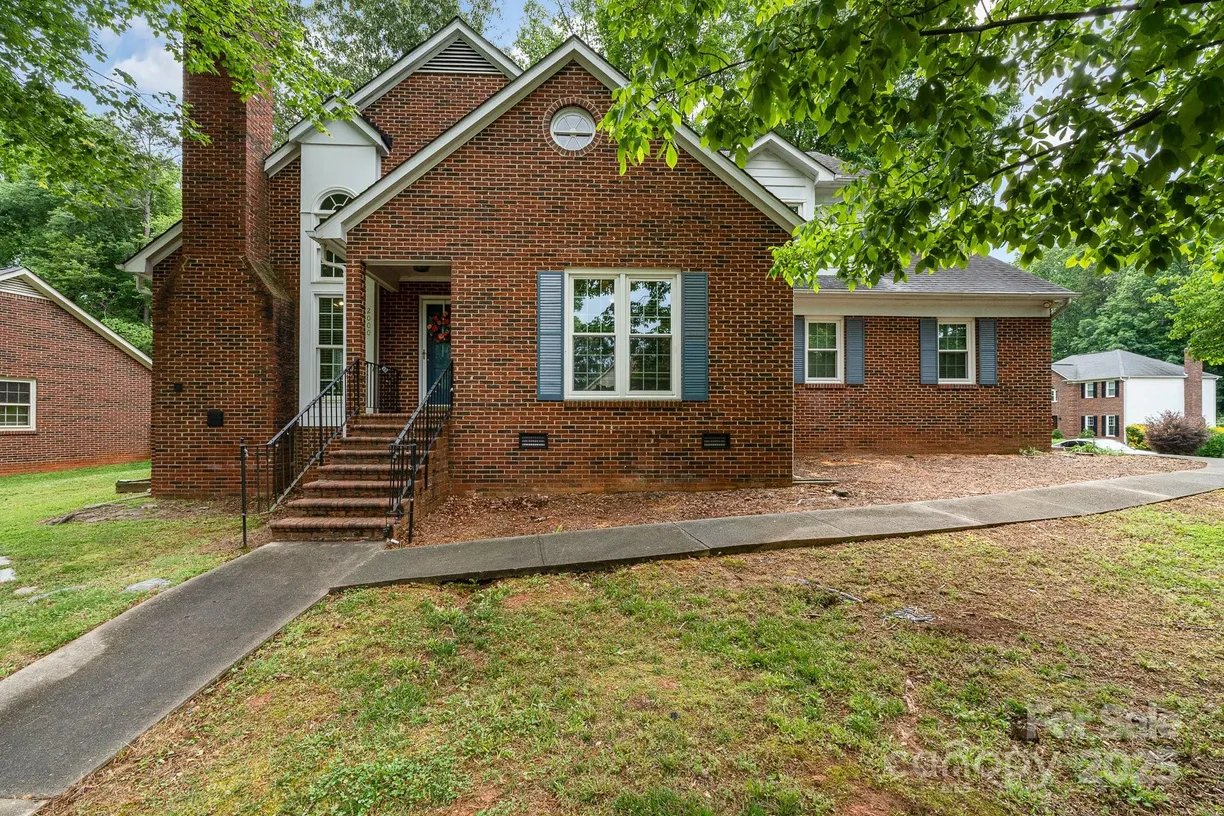 Charlotte Real Estate | View 2000 Shannon Bridge Lane | 4 Beds, 2 Baths