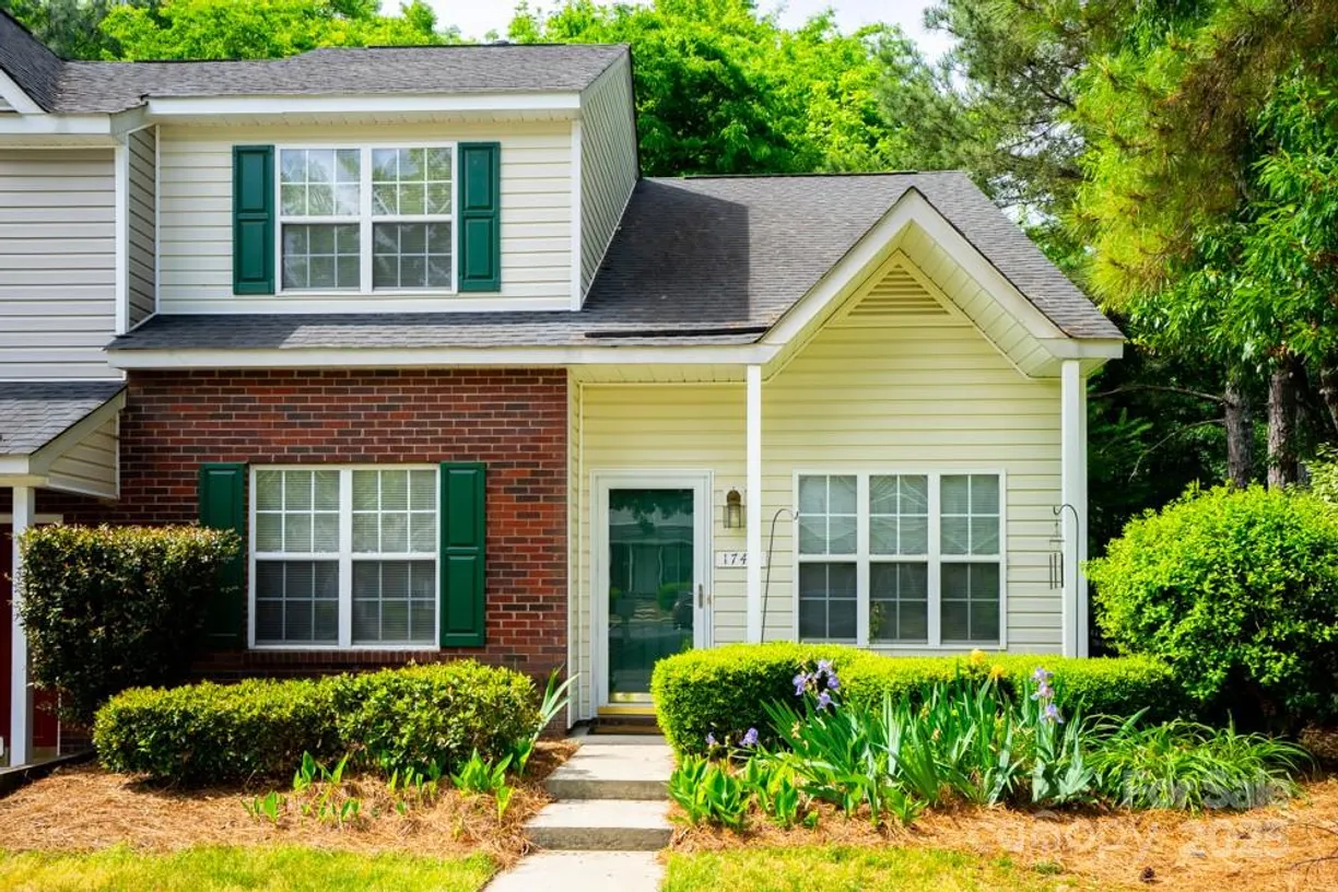 Charlotte Real Estate | View 1748 Pergola Place | 3 Beds, 2 Baths