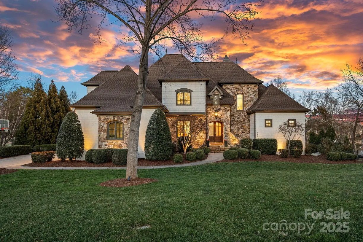 Charlotte Real Estate | View 122 N Longfellow Lane | 5 Beds, 5 Baths