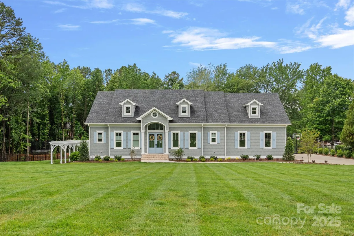 Charlotte Real Estate | View 111 Kent Court | 5 Beds, 4 Baths