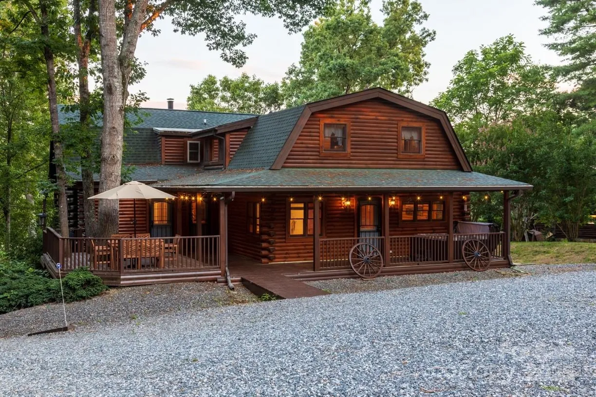 Charlotte Real Estate | View 40/44 Chambers Drive | 5 Beds, 3 Baths