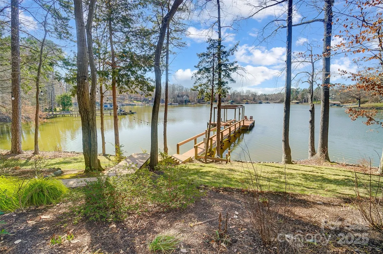Charlotte Real Estate | View 2139 Peninsula Drive | 3 Beds, 2 Baths