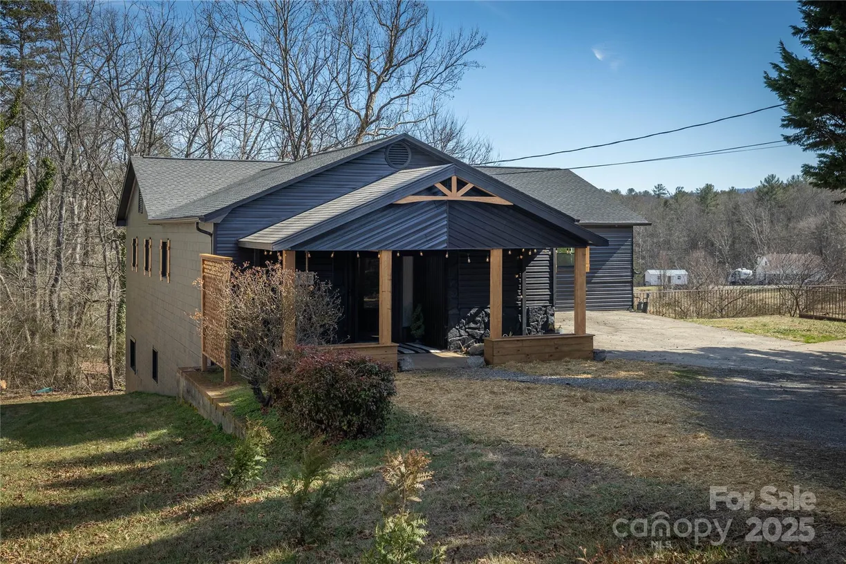 Charlotte Real Estate | View 1143 Church Street | 4 Beds, 4 Baths