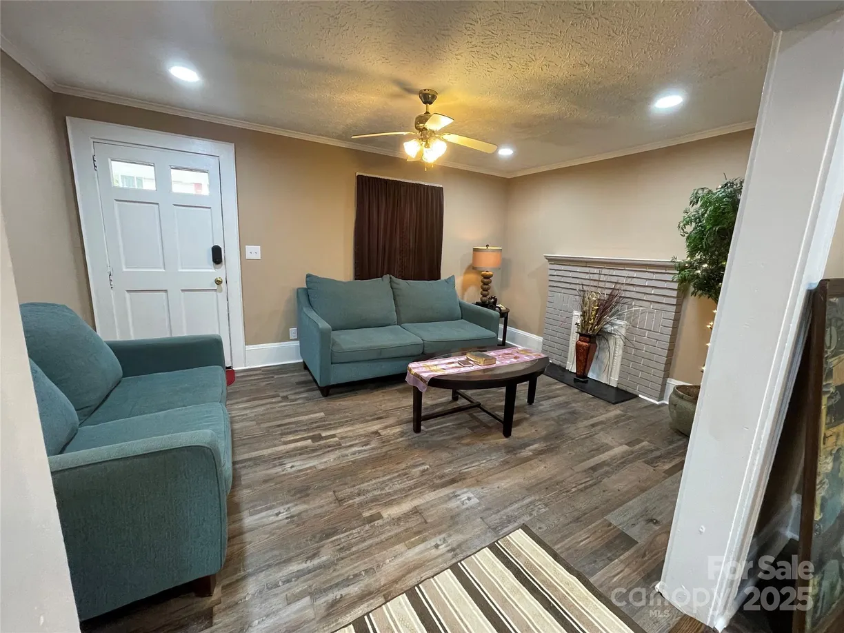 Charlotte Real Estate | View 122 E Hargrave Street, 50 | 2 Beds, 1 Bath