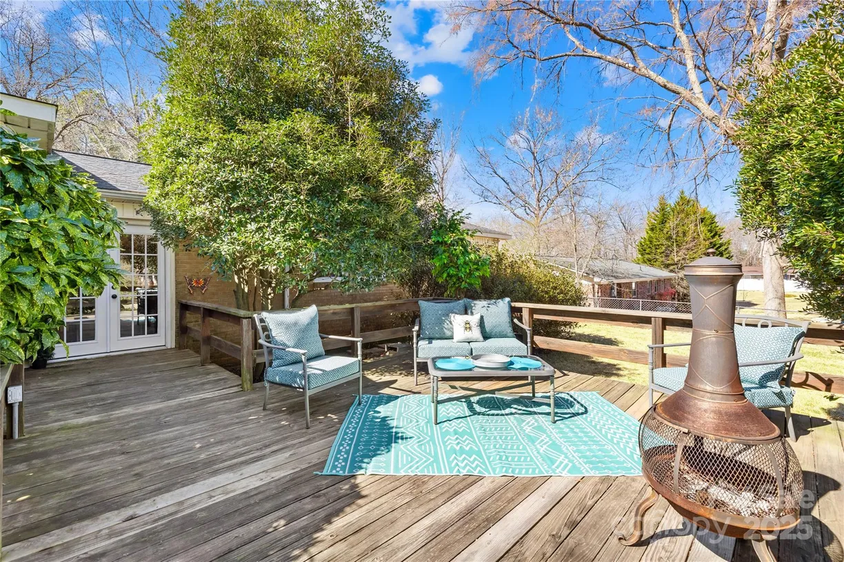 Charlotte Real Estate | View 827 Lakeside Circle | 3 Beds, 2 Baths