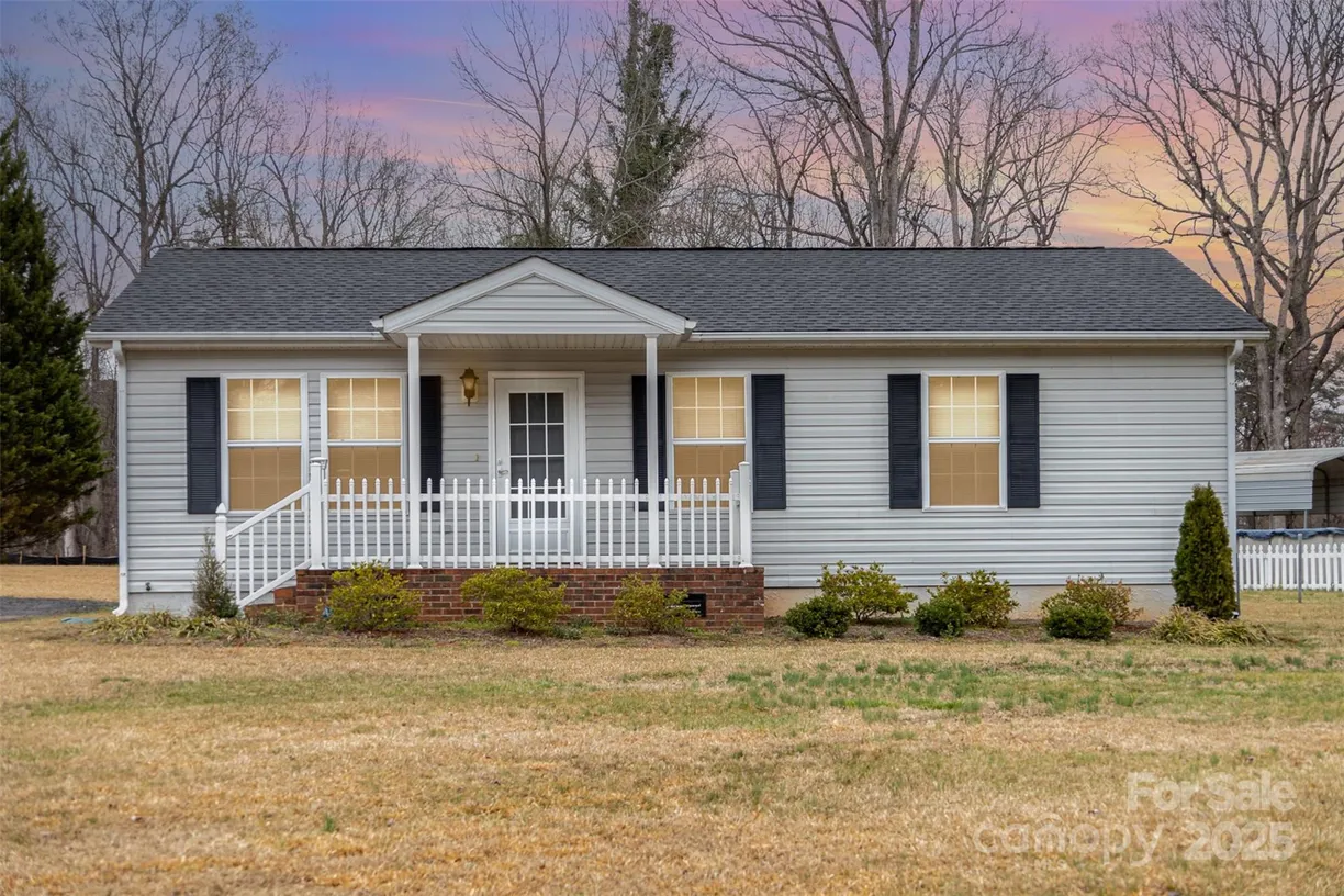 Charlotte Real Estate | View 11918 Crabapple Lane | 3 Beds, 1 Bath