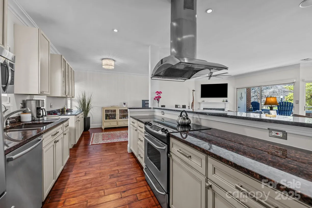 Charlotte Real Estate | View 224 N Poplar Street, 9 | 3 Beds, 2 Baths