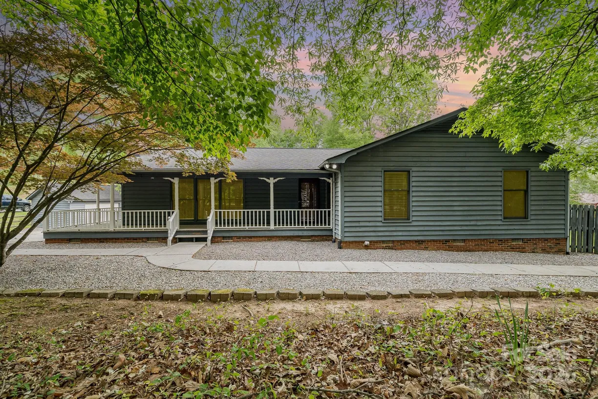 Charlotte Real Estate | View 8850 Hills Dell Drive | 3 Beds, 2 Baths
