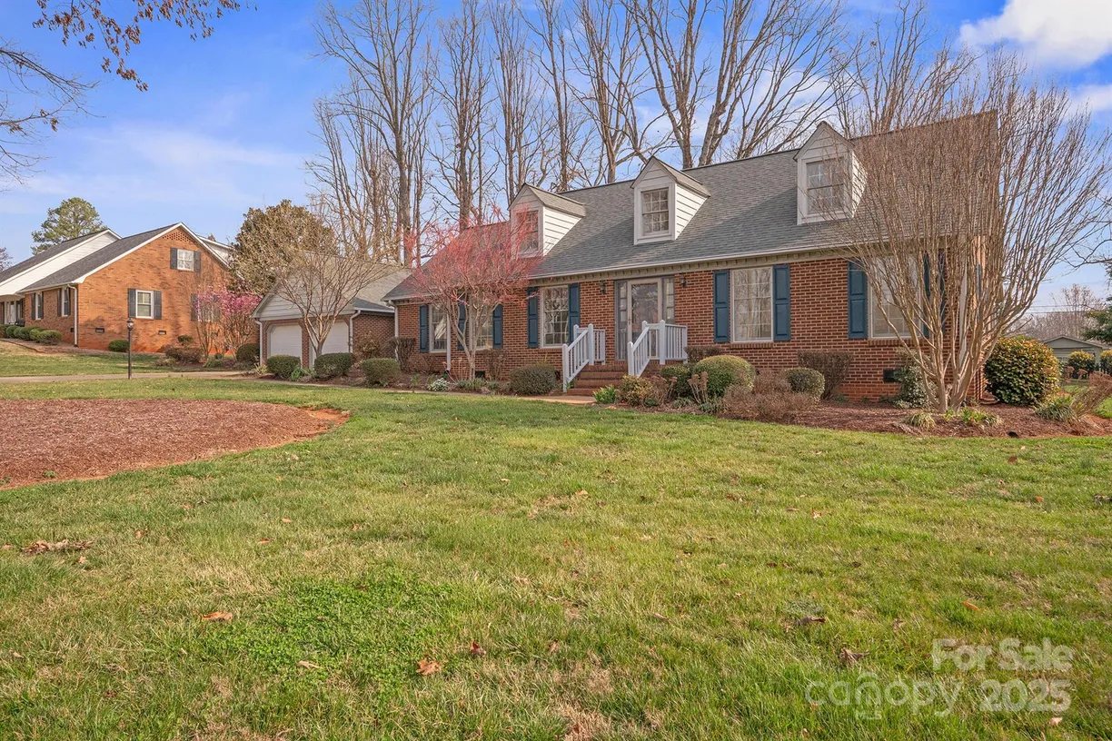 Charlotte Real Estate | View 1510 Oaklin Lane | 5 Beds, 3 Baths