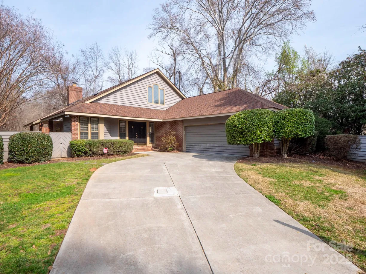 Charlotte Real Estate | View 6200 Summertree Lane | 3 Beds, 3 Baths