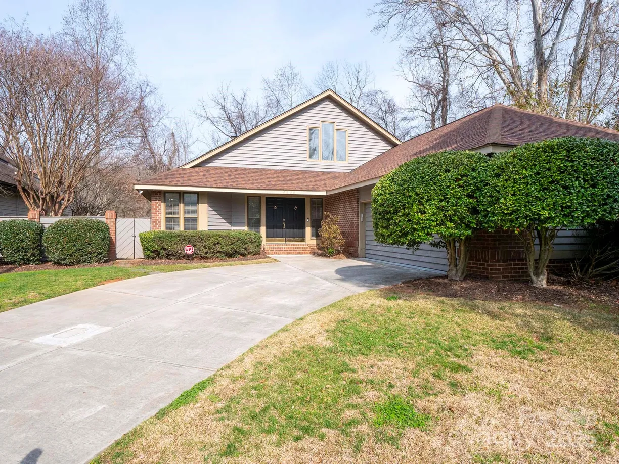 Charlotte Real Estate | View 6200 Summertree Lane | Listing