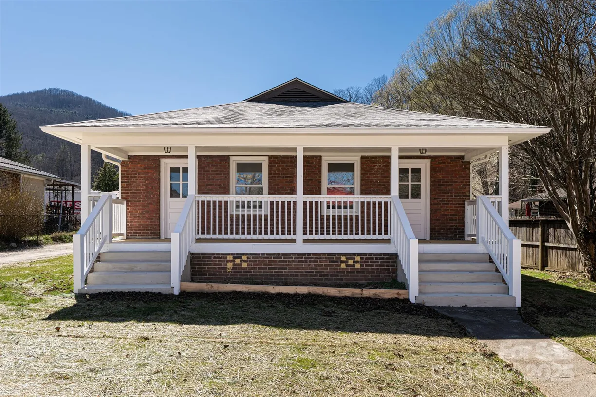 Charlotte Real Estate | View 112 Powell Street | 3 Beds, 2 Baths
